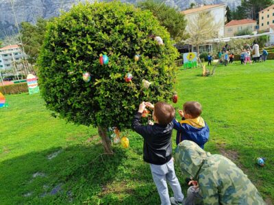Ukrašavanje parka pisanicama Ukrašavanje parka pisanicama