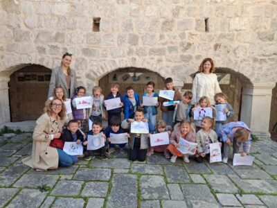 Djeca iz Pčelice na izložbi Druge revije arhitekture na Makarskoj rivijeri